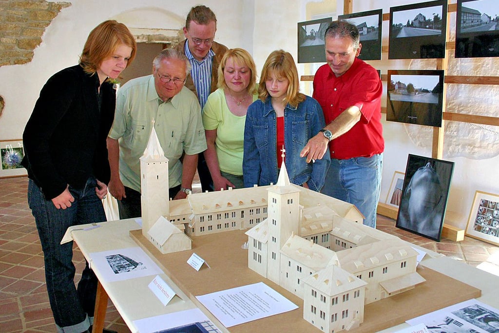 Ein Foto von 2006. Das Modell der alten Schlossanlage hatte Joachim Däumler angefertigt. Es zeigt auch heute fehlende Gebäudeteile.