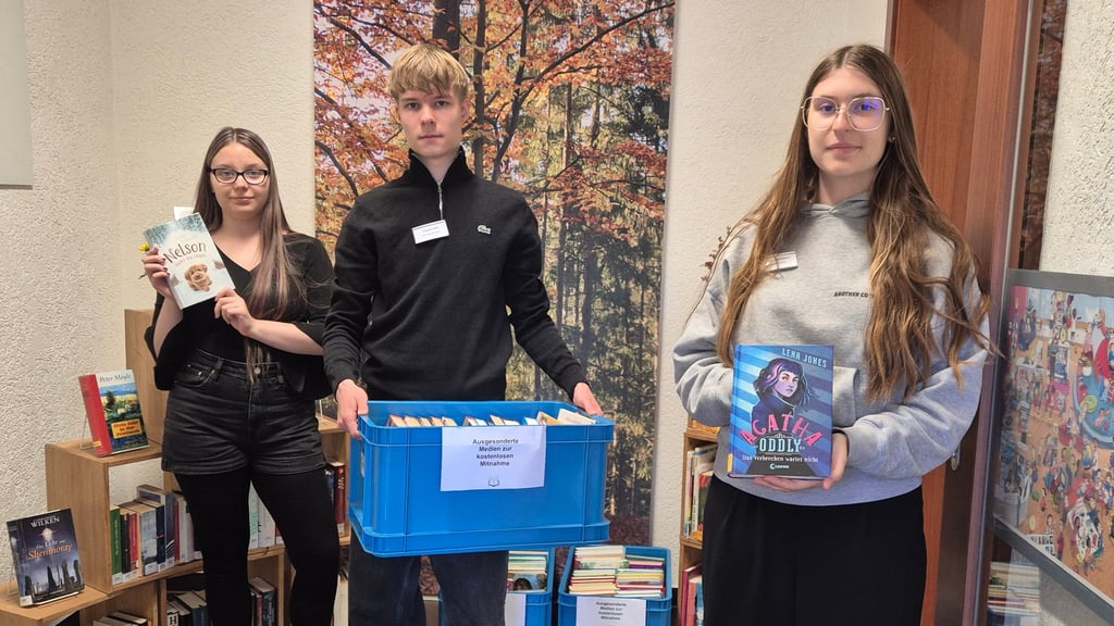 Die drei Bundesfreiwilligen Charlotte Schwanz, Mareike Hustädt und Friedrich Kiel haben in der Stadtbibliothek Wolmirstedt Bücher zum Verschenken aussortiert.