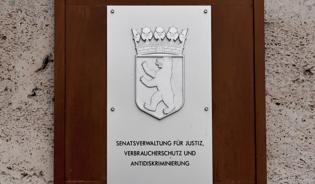 Die Gerichtsvollzieher des Landes Berlin sollen stich- und schusssichere Schutzwesten erhalten. (Archivbild)