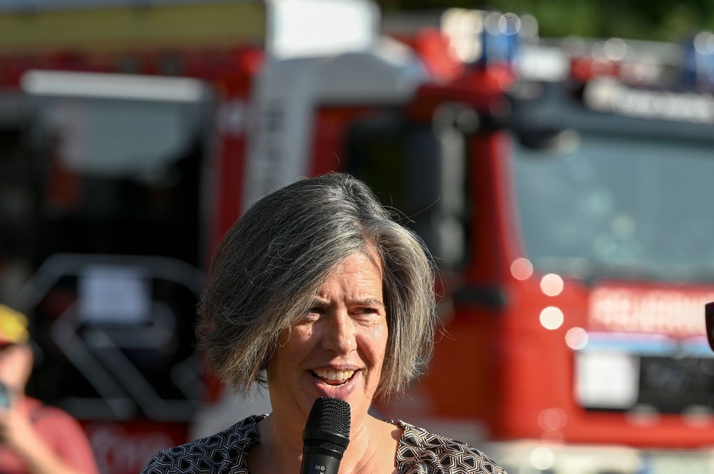 Innenministerin Tamara Zieschang (CDU) übergab die ersten Tablets an die Feuerwehren. (Archivbild)