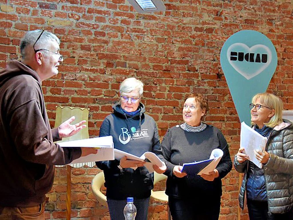 Regisseur Ilja Hübner (l.) bei einer Probe in Magdeburg. Hübner will nun auch in Schönebeck eine Hobby-Theatergruppe anleiten.