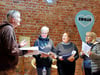 Regisseur Ilja Hübner (l.) bei einer Probe in Magdeburg. Hübner will nun auch in Schönebeck eine Hobby-Theatergruppe anleiten. 