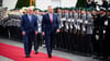 Bundespräsident Frank-Walter Steinmeier begrüßte seinen rechtskonservativen Kollegen mit militärischen Ehren vor dem Schloss Bellevue.