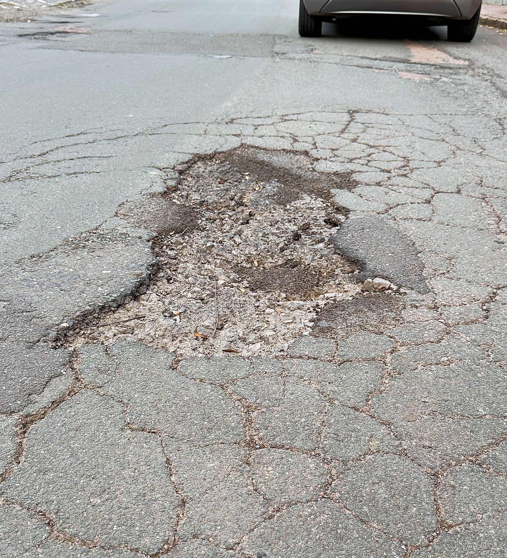 Dauerbrenner Straße: Hecklingen flickt Schlaglöcher und Holperpisten