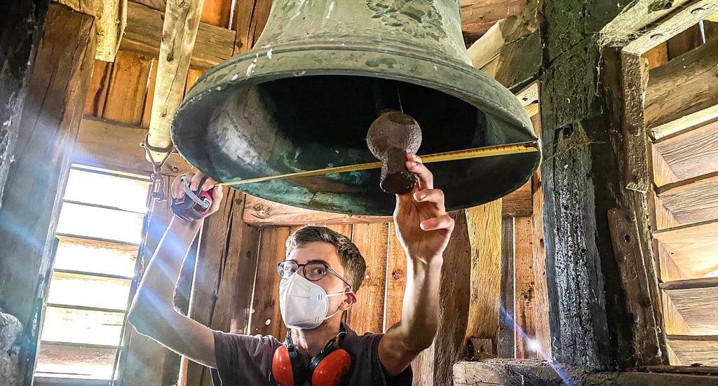 Hendrik Hopfenblatt vermisst die Glocke im Kremitzer Kirchturm. Die Daten fließen in sein Register der Kirchenglocken ein.