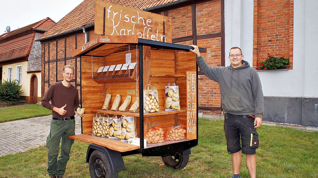Die DomstädterJulien Goldner (links) und Max Leppin sind stolz auf ihre „Kartoffeltanke“ in Havelberg. Sie haben ihre „Tanke“ in der Pritzwalker Straße aufgestellt.