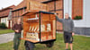 Die DomstädterJulien Goldner (links) und Max Leppin sind stolz auf ihre „Kartoffeltanke“ in Havelberg. Sie haben ihre „Tanke“ in der Pritzwalker Straße aufgestellt.