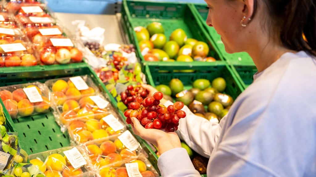 Naschen verboten: Grundsätzlich dürfen Waren im Supermarkt nicht vor dem Kauf gekostet werden.