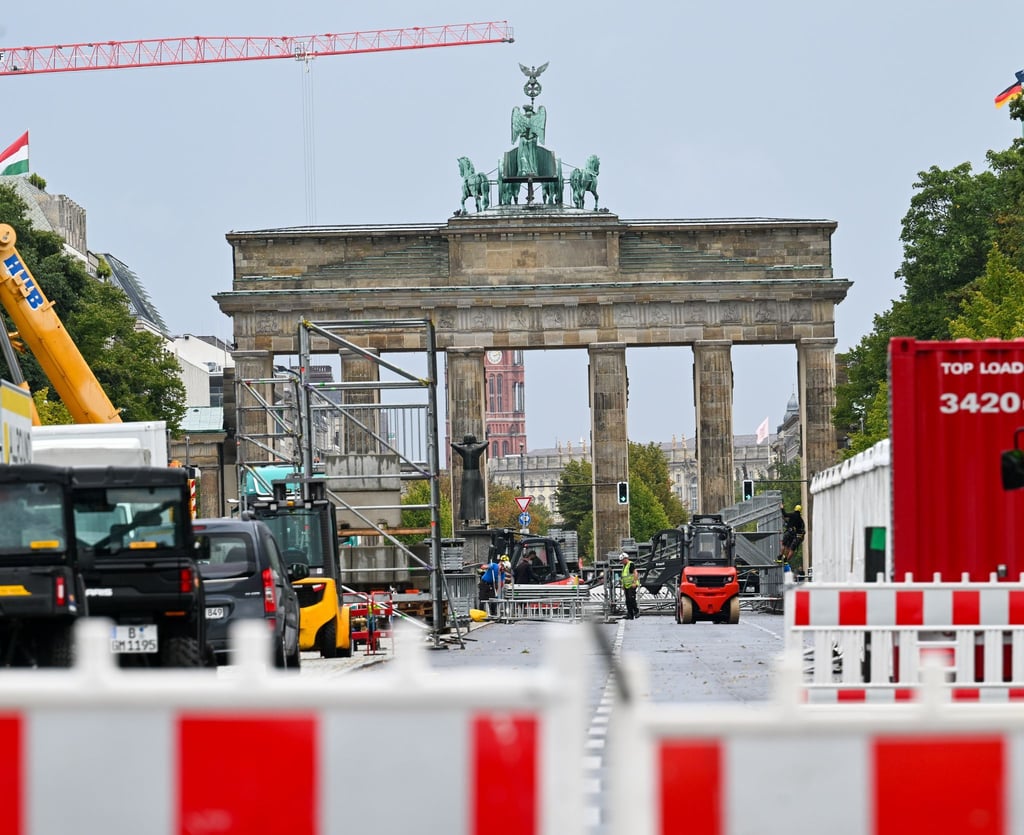 Die Straße des 17. Juni ist derzeit zwischen dem Brandenburger Tor und der Yitzhak-Rabin-Straße gesperrt.