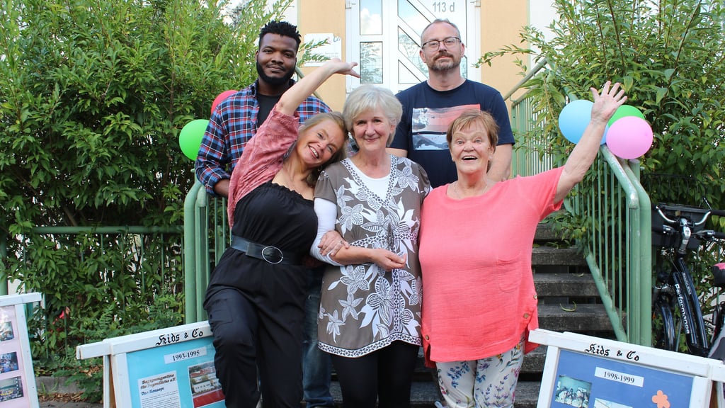 „Kids&Co.“ am Haldensleber Waldring wird 30: Vereinsvorsitzender Christian Heyden (rechts oben) steht mit Vereinsmitglied Nicole Koch, der langjährigen Mitarbeiterin Silvia Düwald, dem Leiter der Einrichtung Victor Ogbonna und Mitgründerin Renate Bertram auf der Treppe zum Gebäude.