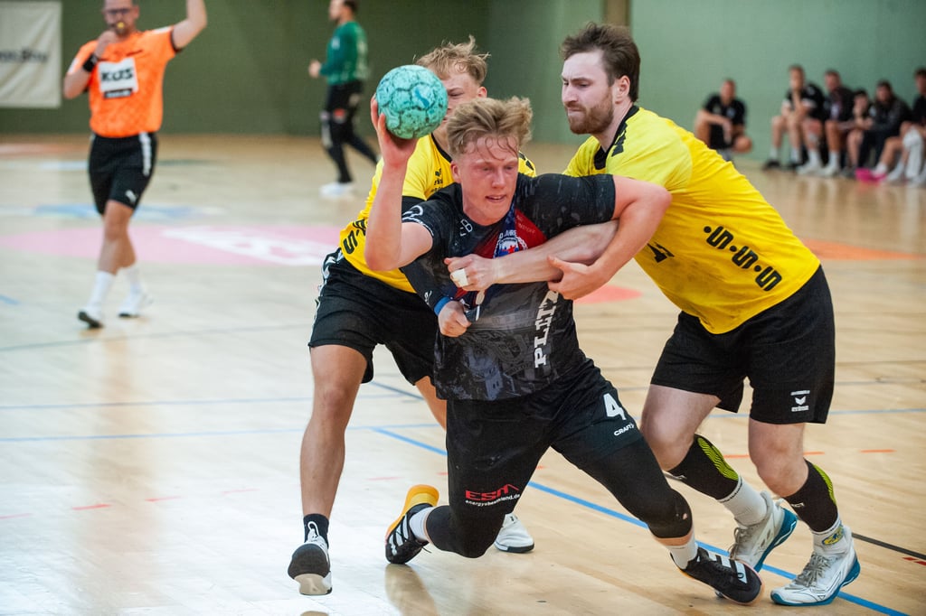 Felix Oelke (am Ball, hier in einer Vorbereitungspartie gegen Jena) war beim Regionalliga-Heimsieg des HC Burgenland gegen Köthen noch nicht spielberechtigt, und seinem neuen Club sind deshalb die beiden Punkte aberkannt worden.
