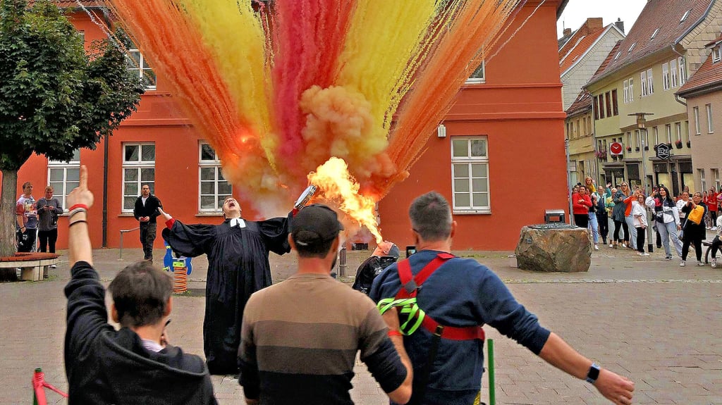Kamera läuft! Feuer, Pyrotechnik und ein singender Pfarrer Hartwig Janus – auf dem Ascherslebener Holzmarkt gab es jede Menge Aktion während der Dreharbeiten.