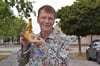 Holger Paech mit dem „Goldenen Otter“. Der Magdeburger ist Initiator des Preises. 