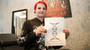Isabella Hohensee präsentiert das Tattoo, das sie am 20. September in ihrem Atelier in der Breiten Straße 35 in Biederitz gratis stechen wird.
