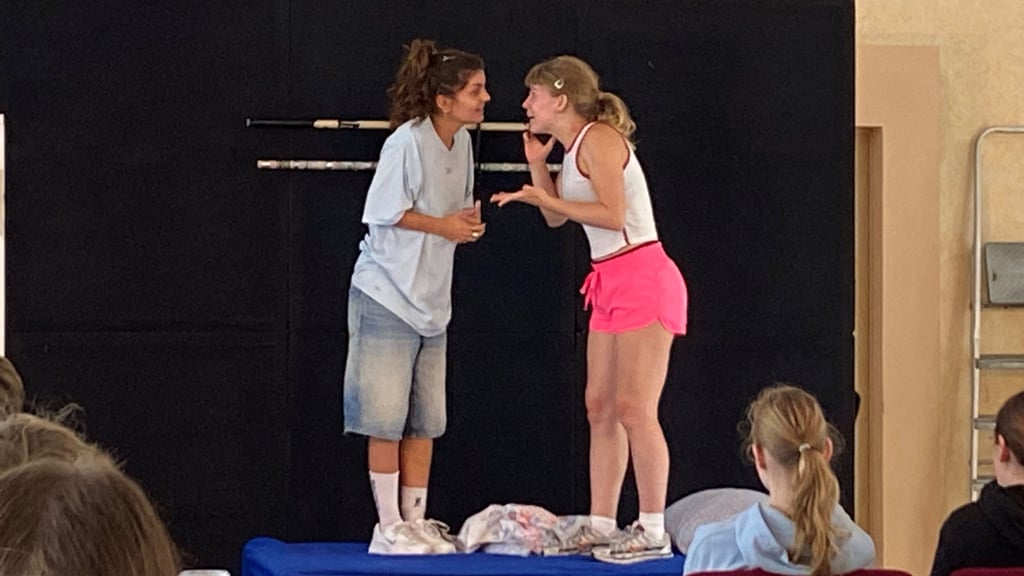 Laleh Iran Doosti (l.) und Anna Luca Nopens vom Weimarer Kultur-Express schauspielern auf der Bühne der Sekundarschule „An der Elbe“ in Parey.