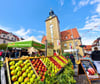 Von frischen Äpfeln über Biohonig bis hin zum Straußenei: Die Angebotspalette beim Querfurter Bauernmarkt ist groß. 
