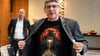 „Stahlkind“ ist auf einem IG Metall-T-Shirt zu lesen, das der Verhandlungsführer der Gewerkschaft, Knut Giesler, zum Auftakt der Tarifverhandlungen trägt.