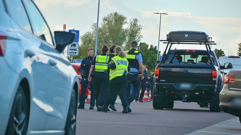 Bei einer Großkontrolle der Polizei sind auf der A14 bei Magdeburg 250 Einsatzkräfte länderübergreifend im Einsatz.