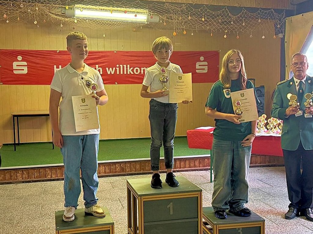 Noah Brandt (Mitte) mit Pokal auf dem Siegertreppchen. Ebenfalls stark waren Noa Karsch (links) und Karlotta Knauft.
