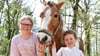 Frieda aus Roxförde vom Freizeitreit- und Fahrverein „Neun Eichen“ reitet am liebsten auf dem Rücken von Pony Liesbeth. Bente Braumann steht der kleinen Reiterin zur Seite.