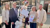 Wirtschaftsförderin Kristin Dormann (links), Wernigerodes Oberbürgermeister Tobias Kascha und Sternkoch Robin Pietsch (rechts) gratulieren der Gewinnerin der Sommersprossenaktion, Jessica Munzke.