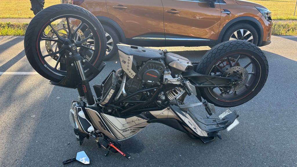 Beim ersten Unfall auf der B244 in Schmatzfeld nahe Wernigerode wurden ein KTM-Motorrad und ein Renault beschädigt.