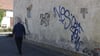 Entsetzen herrscht in der Burgenser Straße in Barleben: Vermeintliche Graffiti-Künstler hatten sich gleich 36 Mal an Wänden, Mauern und einer Bushaltestelle verewigt. 