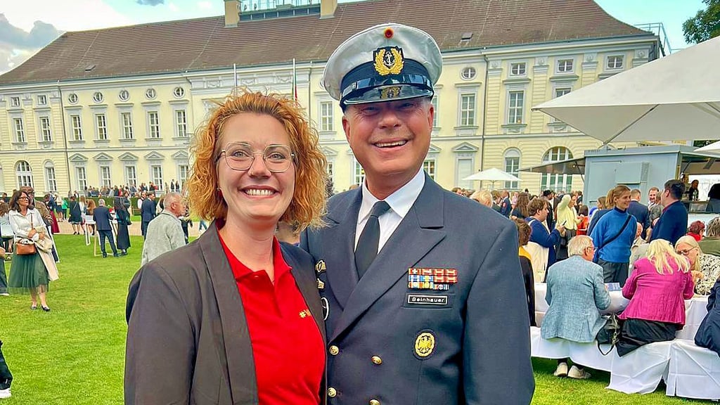 Vanessa Fröhlich aus Klötze war in Berlin beim Bürgerfest dabei. Dort traf sie Torsten Beinhauer von der Bundeswehr-Uni Hamburg.