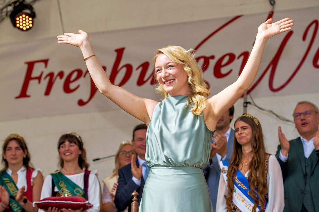 Emma Meinhardt jetzt ohne Krone: Diese hat sie in Freyburg an ihre Nachfolgerin als Saale-Unstrut-Weinkönigin, Paula Löber, weitergegeben. Bei der Wahl zur Deutschen Weinmajestät vertritt sie das hiesige Anbaugebiet.