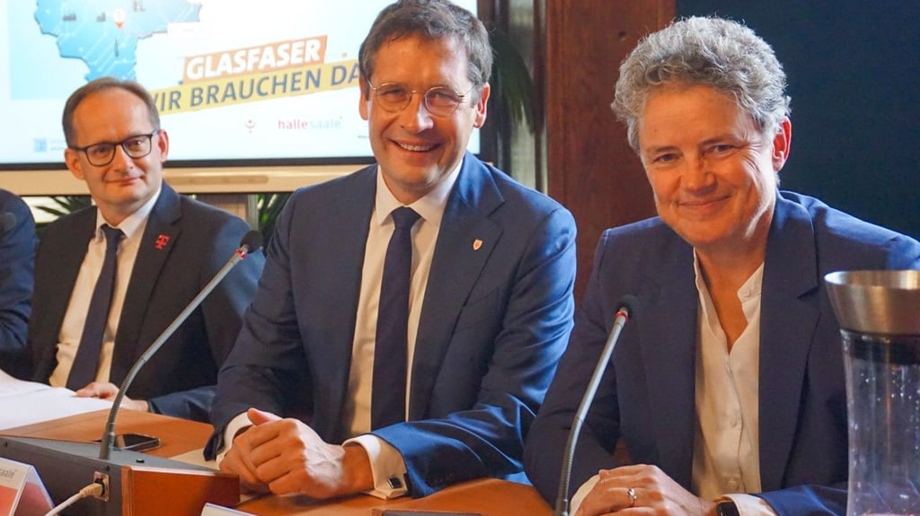 Wollen den Glasfaserausbau in Halle vorantreiben: Ministerin Lydia Hüskens, Oberbürgermeister Alexander Vogt und Telekom-Gebietsleiter Andreas Meyer (v.l.).