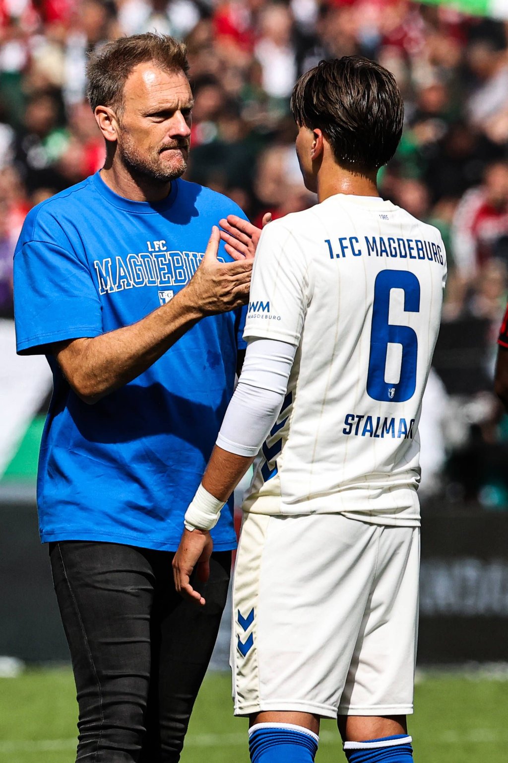 FCM-Coach Markus Fiedler (li.) scheint etwas in Stalmach zu sehen.