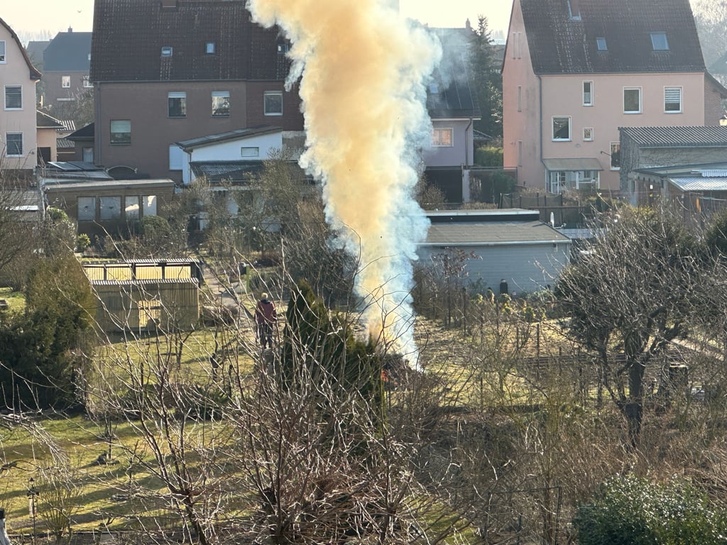 In einem Garten nahe der Bahnhofstraße in Gardelegen wird offenbar nicht nur Holz verbrannt...