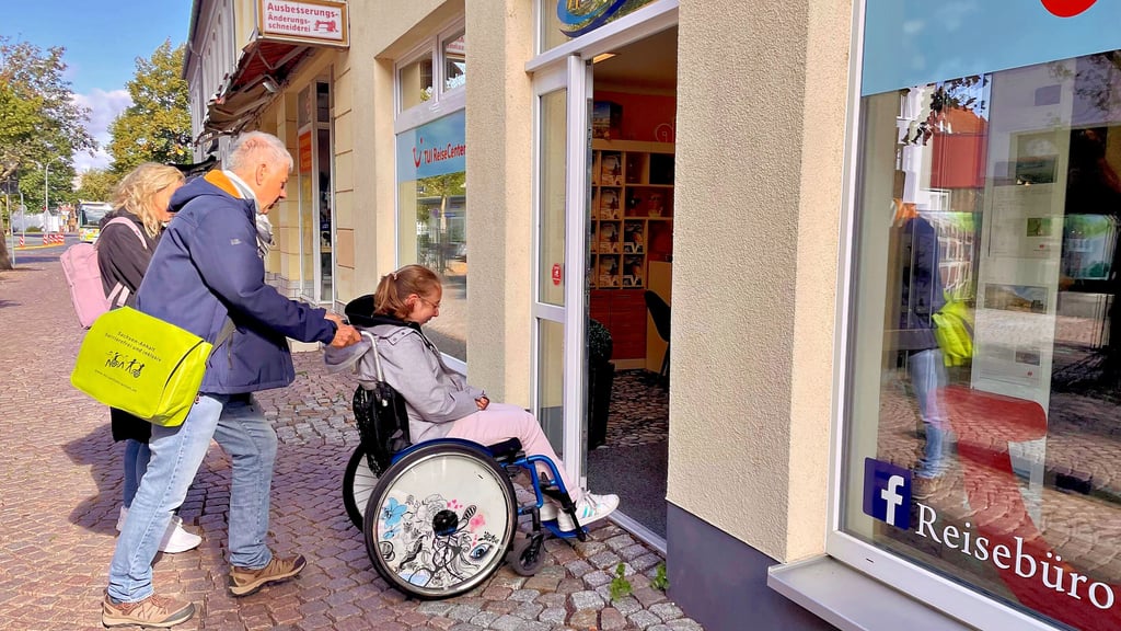 Olaf Diener, Örtlicher Teilhabemanager von Bitterfeld-Wolfen, schiebt den Rollstuhl von Vanessa Wegewitz bei der Wheelmap-Aktion in der Burgstraße.