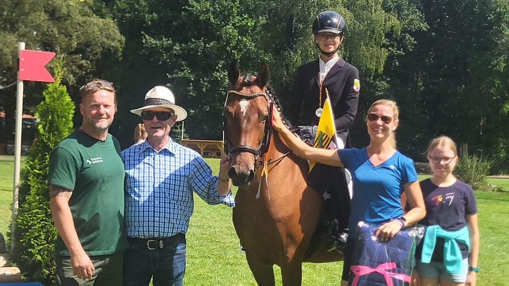 Sonja Schlubeck auf Sir Paco. Mächtig stolz auf ihren Erfolg sind Mutter Christin Schlubeck und Sonjas Schwester Frida sowie Michael Voß (Mann von Christin Schlubeck; links) und Heinz Cosmus (Gelände-Trainer der Schlubeck-Schwestern).
