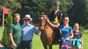 Sonja Schlubeck auf Sir Paco. Mächtig stolz auf ihren Erfolg sind Mutter Christin Schlubeck und Sonjas Schwester Frida sowie Michael Voß (Mann von Christin Schlubeck; links) und Heinz Cosmus (Gelände-Trainer der Schlubeck-Schwestern).