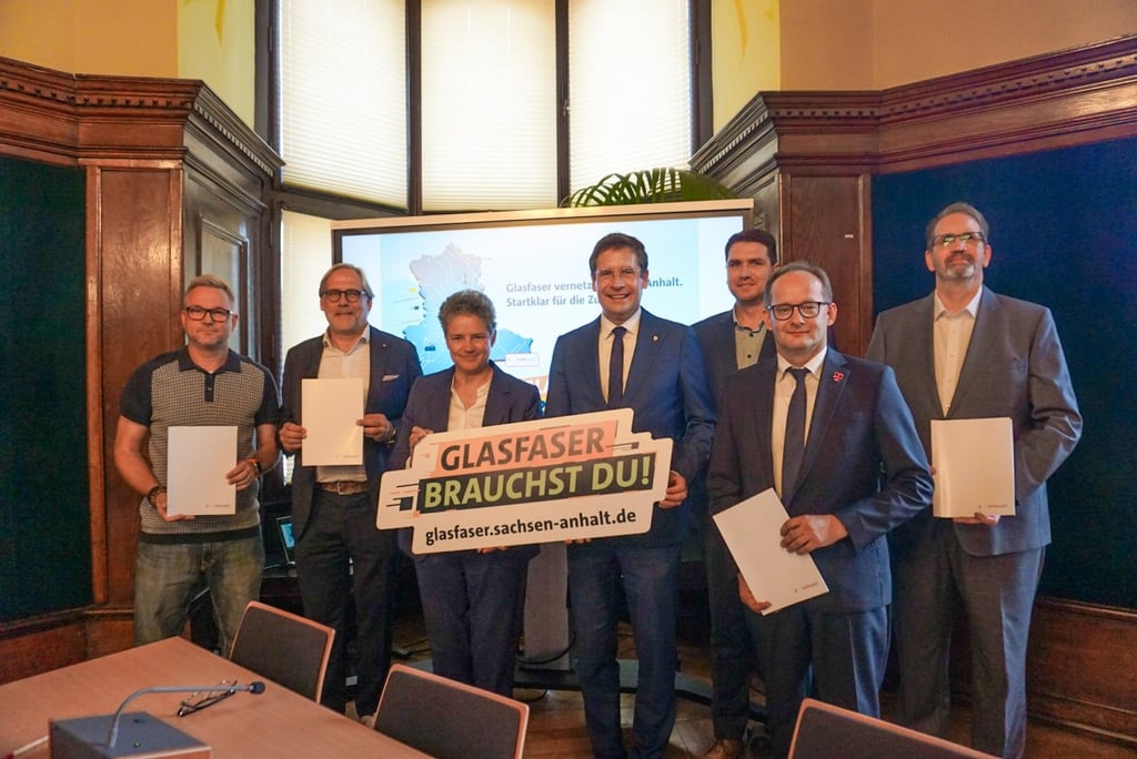 Halles OB Vogt (mitte) unterzeichnete am Mittwoch im Stadthaus eine Kooperationsvereinbarung zum Glasfaserausbau.