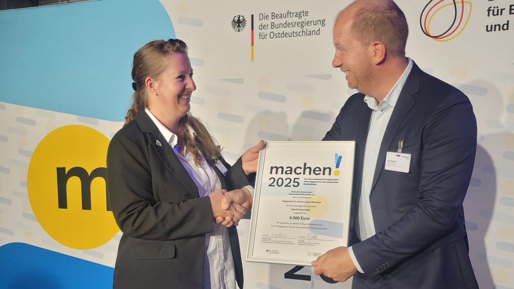 Jan Holze vom Gründungsvorstand der Deutschen Stiftung für Engagement und Ehrenamt überreichte Juana Nebauer, Assistentin der Abteilungsleitung Soziales beim DRK-Kreisverband Wanzleben, die Urkunde mit einem Preisgeld in Höhe von 6.000 Euro.