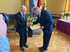 Verbeugung für eine Lebensleistung: Täve Schur und Ministerpräsident Reiner Haseloff bei der Verleihung des Landesverdienstordens.