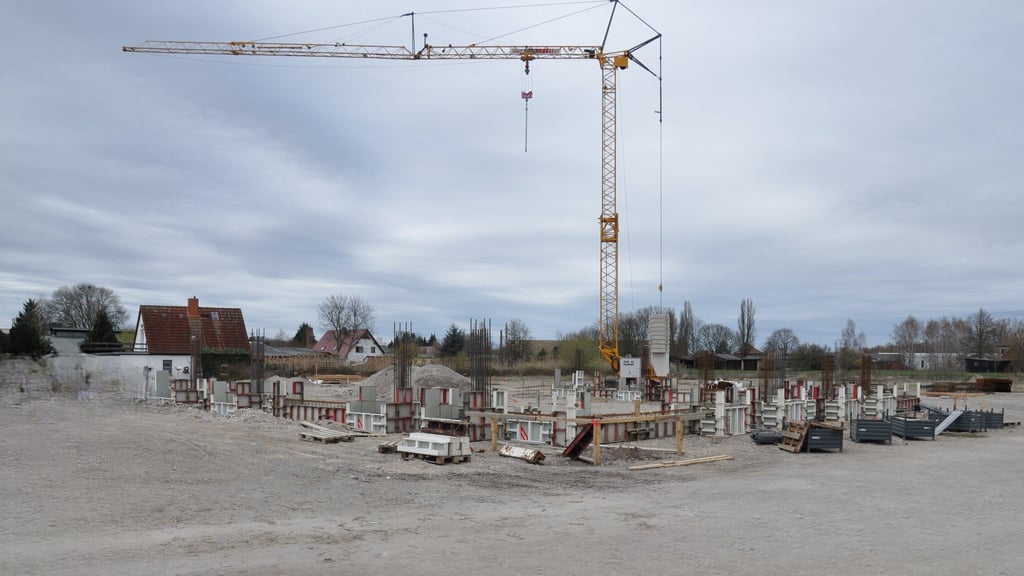 In der Geschwister-Scholl-Straße könnte bald wieder gebaut werden. Vor zwei Jahren war in der Nähe des geplanten Baugebietes bereits der neue Rossmann errichtet worden.
