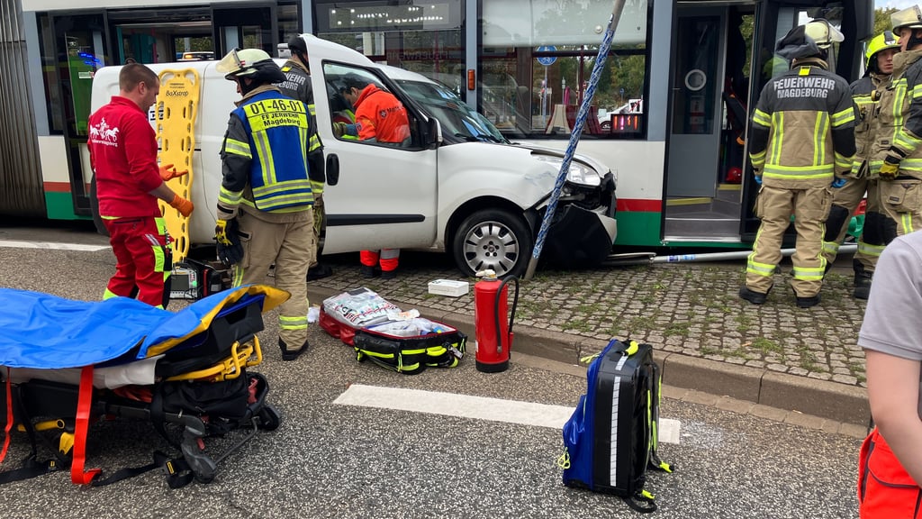 Am Mittwoch ist es in Magdeburg zu einem Unfall mit einer Straßenbahn gekommen. Die Feuerwehr musste in der Folge einen eingeklemmten Autofahrer befreien.