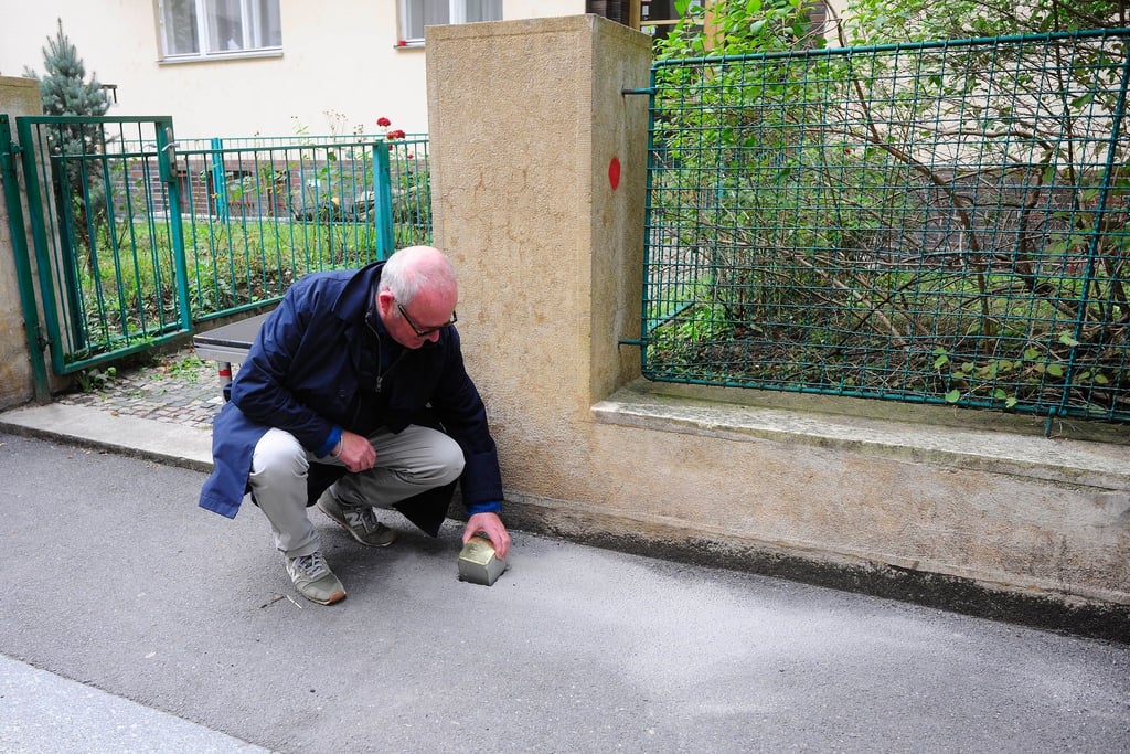 Gregory Tigrid hält den Stolperstein für seinen Vater Pavel Tigrid. In Prag erinnert vor dem Haus Kouřimská 5 ein neuer Stolperstein an den tschechischen Schriftsteller und Ex-Kulturminister Pavel Tigrid (1917-2003).