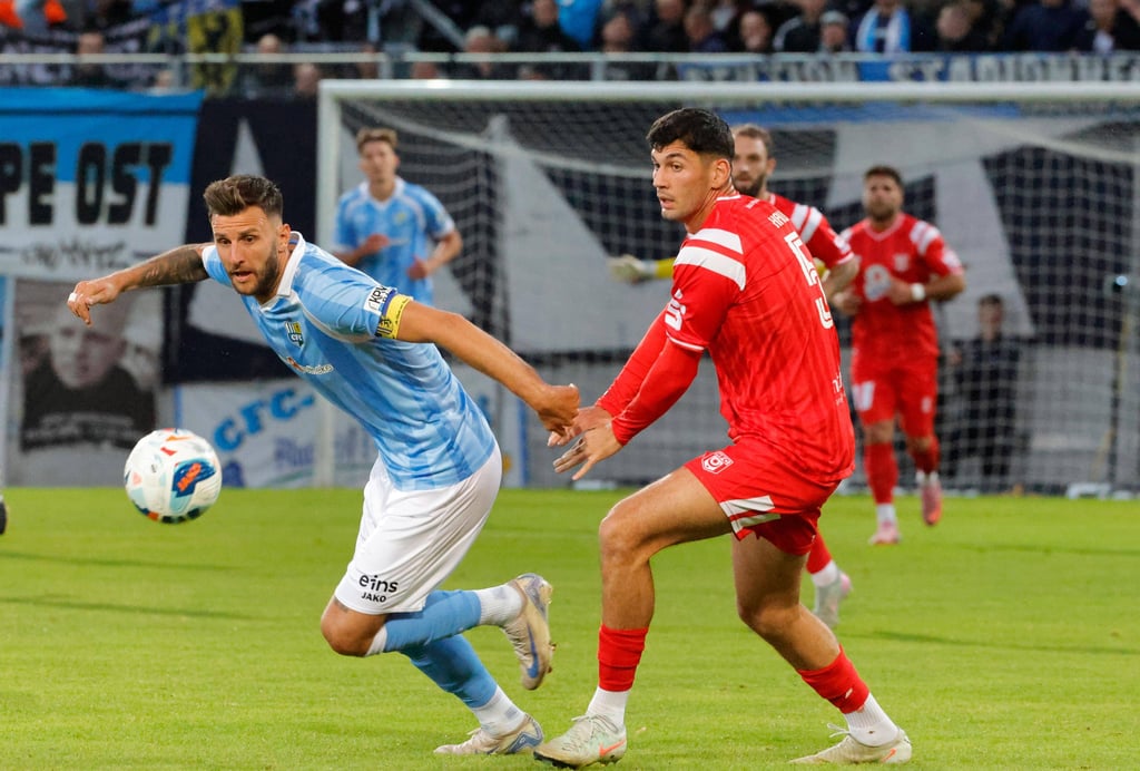 CFC-Kapitän Dejan Bozic (l.) war dem HFC und Burim Halili am Mittwochabend oft einen Schritt voraus
