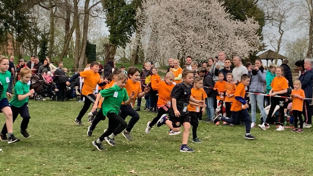 Kinder bei einem Crosslauf. In Friedrichsbrunn starten unter anderem auch Langstreckenläufer und Nordic-Walking-Fans.