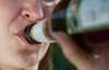 Eine Frau trinkt Bier aus einer Flasche.