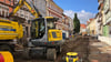 Links sind die Borde gesetzt, rechts wird das gerade vorbereitet; doch die Arbeiten zum Ausbau des Steinwegs in Quedlinburg sind im Verzug.