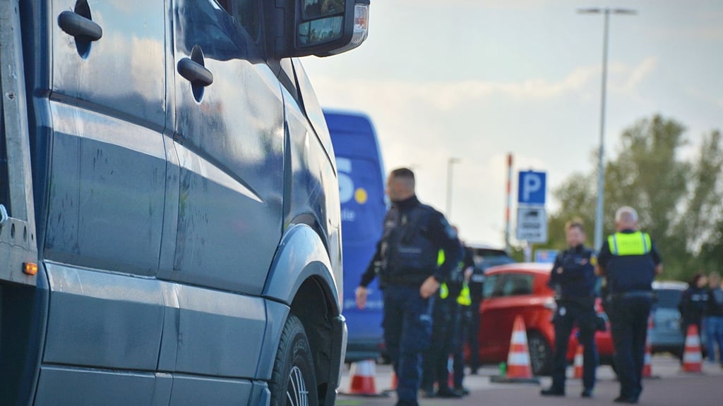 Bei einer Großkontrolle der Polizei auf der A14 waren am Dienstag am Parkplatz Sülzegrund 250 Einsatzkräfte länderübergreifend im Einsatz.
