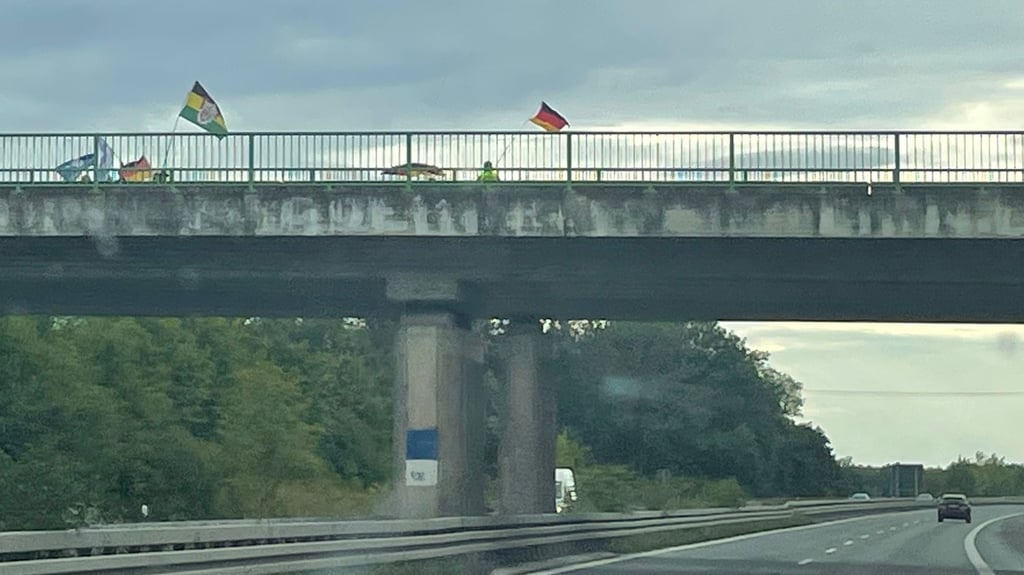 Einmal pro Woche gibt es eine Demo mit Fahnen auf einer Brücke über der Autobahn 36 im Harz bei Wernigerode.