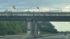 Einmal pro Woche gibt es eine Demo mit Fahnen auf einer Brücke über der Autobahn 36 im Harz bei Wernigerode. 