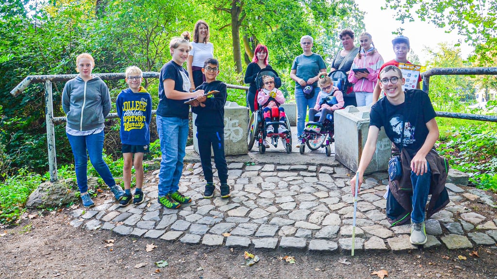 Dritt-, Siebt- und Elftklässler der Zerbster Heidetorschule testeten, wie rollstuhlgerecht der Schlossgarten in Zerbst ist. Eine Hürde bot die sogenannte Krähenbrücke.