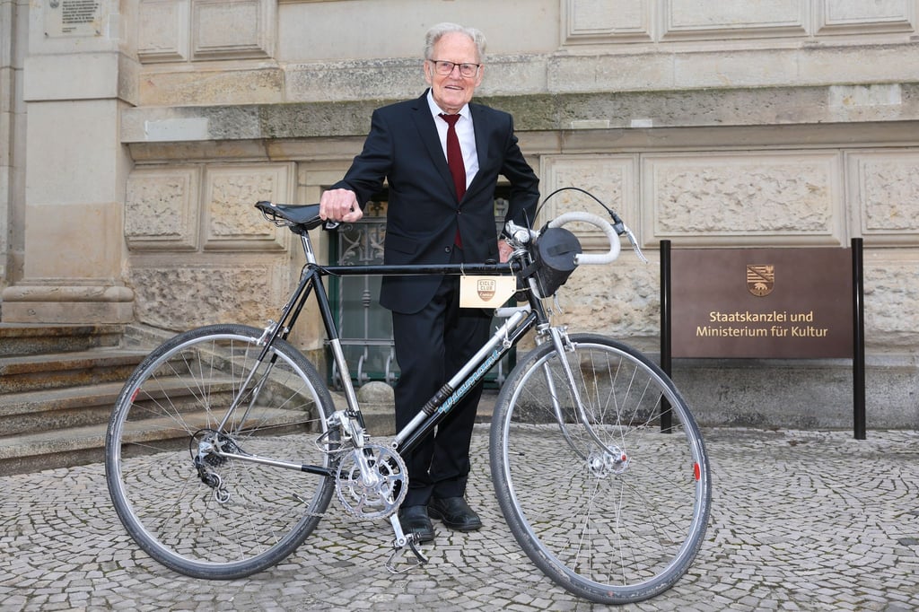 Radfahrer Täve Schur wurde mit dem Landesverdienstorden ausgezeichnet.